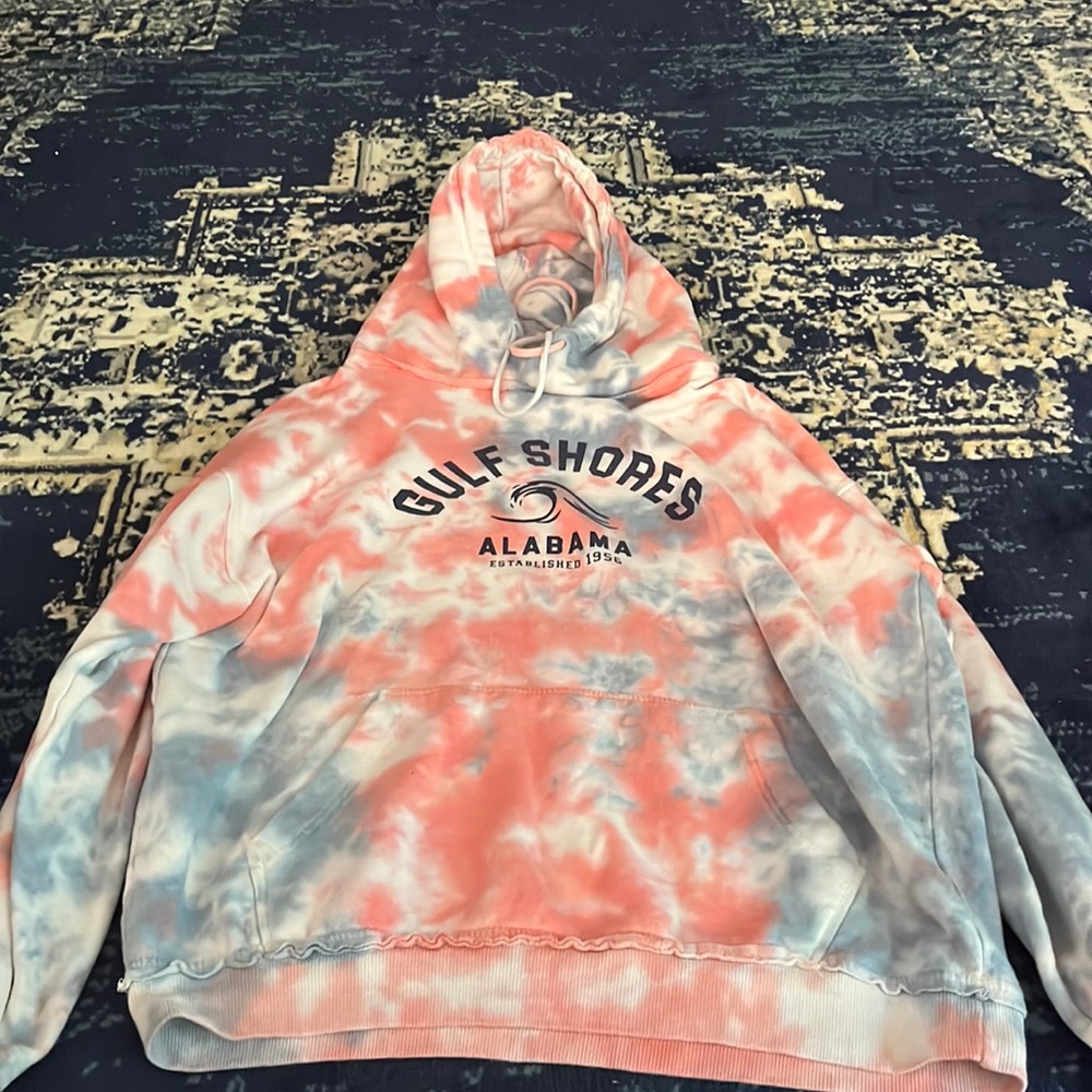 Cute tie dye sweatshirt in hood condition